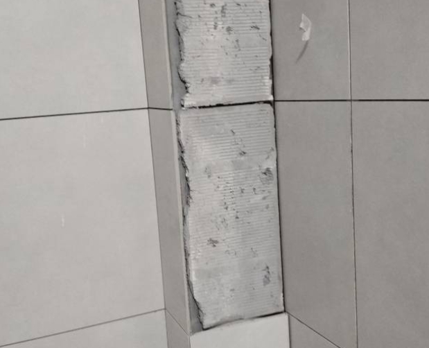 西工瓷砖空鼓维修公司分享下瓷砖施工前基层浇水润湿程度不足，可能导致以下问题